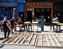 Trabajadores de un restaurante elaboran una zona especial para comer al aire libre. EFE/J. Lane