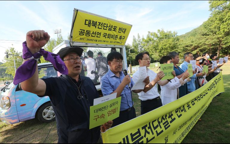 Habitantes protestan contra el envío de propaganda de Corea del Norte desde Paju, en Corea del Sur. AP/Ahn Young-joon