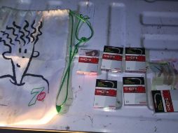 Tras la detención les fue localizada la mercancía, misma que llevaban dentro de un morral blanco. ESPECIAL / Policía de Zapopan