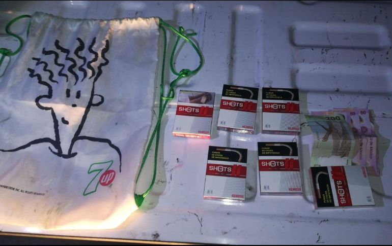 Tras la detención les fue localizada la mercancía, misma que llevaban dentro de un morral blanco. ESPECIAL / Policía de Zapopan