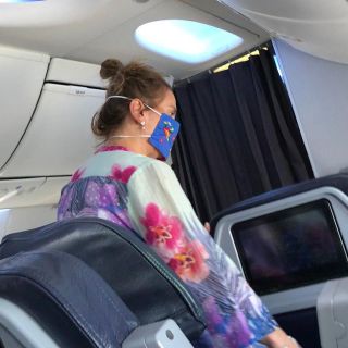 Captan a esposa de AMLO en viaje a Cancún; tuiteros la apodan #LadyPrimeraClase