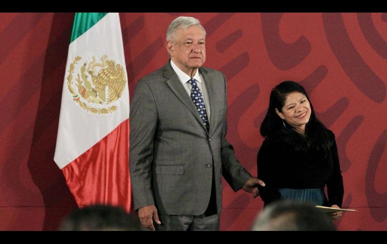 El Presidente López Obrador al lado de Marcelina Bautista, directora del Centro de Apoyo y Capacitación para Empleadas del Hogar, una de las propuestas. NOTIMEX/Archivo