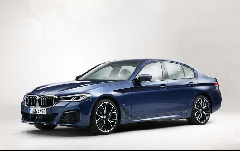 El primer automóvil compatible con el sistema iOS 14 será el BMW Serie 5 de 2021, que saldrá al mercado en julio. ESPECIAL