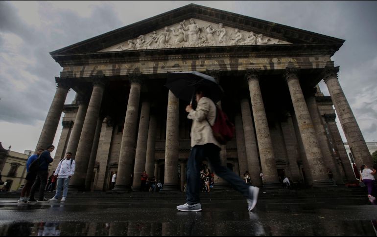 Se recomienda a la población tomar sus precauciones al momento de salir a la calle para evitar accidentes. EL INFORMADOR / ARCHIVO