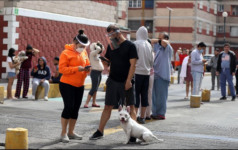 Personas salen de sus hogares después de escuchar la alerta sísmica en diferentes alcaldías de Ciudad de México. EFE / S. Gutiérrez