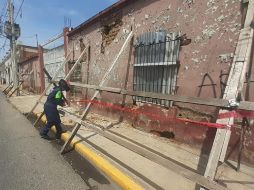 Un elemento de Protección Civil de Oaxaca apuntala una vivienda dañada. TWITTER@CEPCO_GobOax