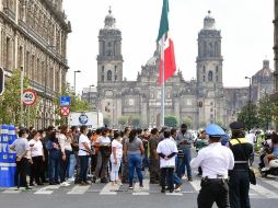Decenas de personas salieron a las calles en las inmediaciones del Zócalo capitalino. SUN/H. García