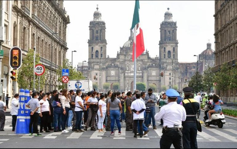 Decenas de personas salieron a las calles en las inmediaciones del Zócalo capitalino. SUN/H. García