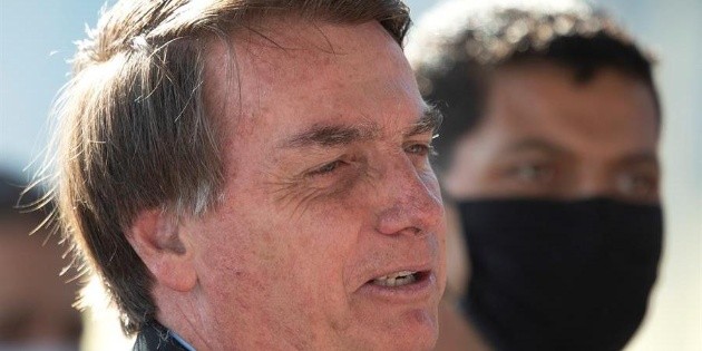 Juez le ordena a Bolsonaro ponerse el cubrebocas en p&uacute;blico