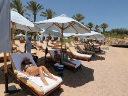 Con las debidas medidas de distanciamiento, turistas toman el sol en un resort de Sharm el-Sheikh, en Egipto, región que se caracteriza por sus playas y balnearios. EFE/K. Elfiqi