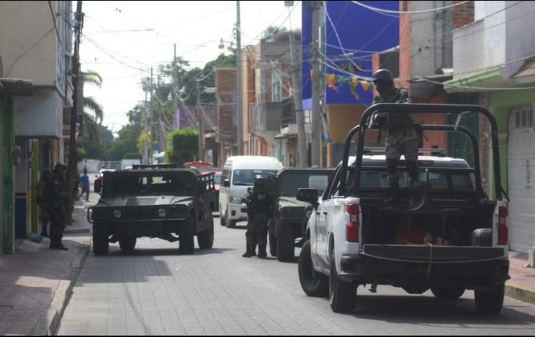 Miembros de la Guardia Nacional patrullan las calles de la ciudad de Celaya. EFE