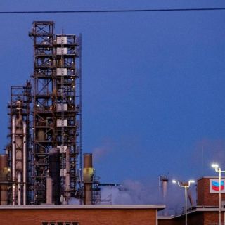 Petróleo baja antes de conocerse reservas comerciales en EU