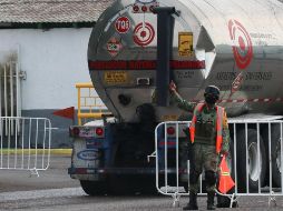 Se colocaron vallas en las calles cercanas a la refinería para limitar el acceso a la instalación. EFE