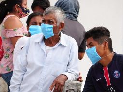 Familiares y amigos de los indígenas asesinados el domingo esperan este martes afuera de las instalaciones forenses de San Mateo del Mar. EFE/D. Ricárdez