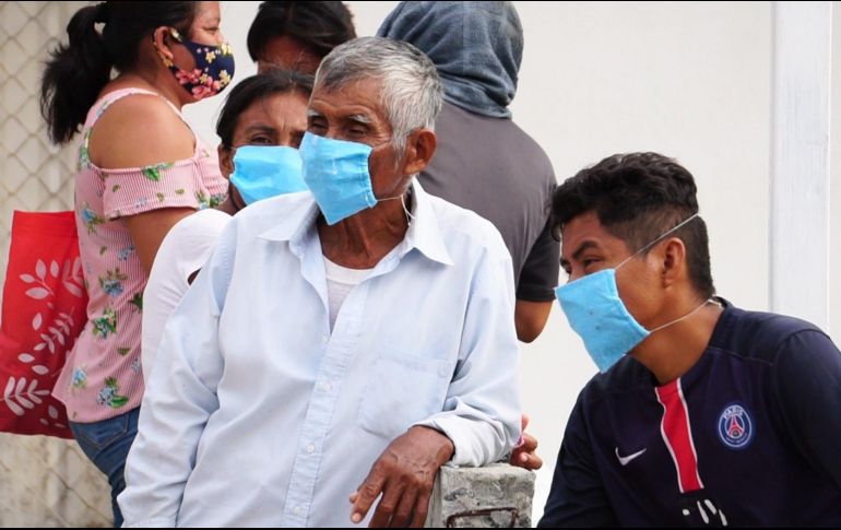 Familiares y amigos de los indígenas asesinados el domingo esperan este martes afuera de las instalaciones forenses de San Mateo del Mar. EFE/D. Ricárdez