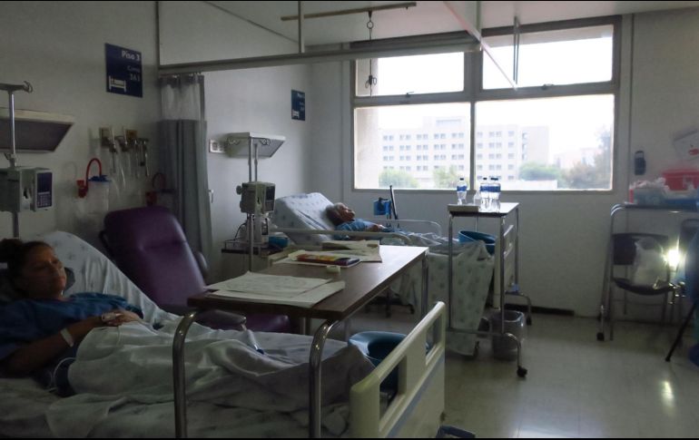 Kelly Torres (i) y María Teresa Rosas (d), pacientes de COVID-19 en el Hospital Juárez, no pudieron ser evacuadas durante el temblor. EFE/ M. Muñoz