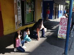 Una mujer y sus hijos se arrodillan afuera de su casa en Ciudad de México, luego del sismo con epicentro en Oaxaca. EFE/M. Guzmán