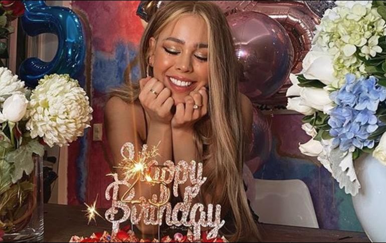 Danna Paola compartió en su cuenta de Instagram su sentir en su cumpleaños, posteó una fotografía en la que aparece sonriente con un pastel. INSTAGRAM / dannapaola