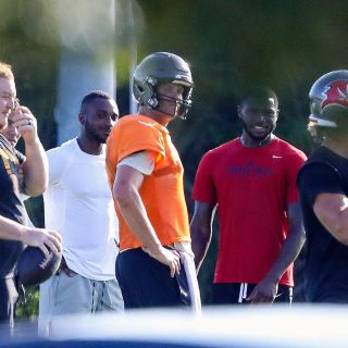 Brady y nueve jugadores entrenan en grupo, desobedeciendo órdenes