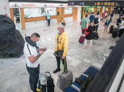 El aeropuerto de Lanzarote recibió este martes el primer vuelo internacional, procedente de Manchester, desde que el pasado mes de marzo se cerraran las fronteras de España debido a la pandemia. EFE/J. Fuentes