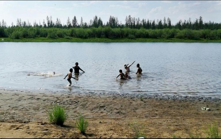 Niños juegan en el lago Krugloe, a las afueras de Verkhoyansk, el pasado 21 de junio. AP/ESPECIAL/Olga Burtseva