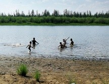 Niños juegan en el lago Krugloe, a las afueras de Verkhoyansk, el pasado 21 de junio. AP/ESPECIAL/Olga Burtseva