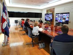 El presidente de España, Pedro Sánchez (c), y parte de su Ejecutivo se reúnen por videoconferencia con diez líderes de países de América Latina y el Caribe, así como representantes del FMI y el Banco Mundial. EFE/F. Calvo