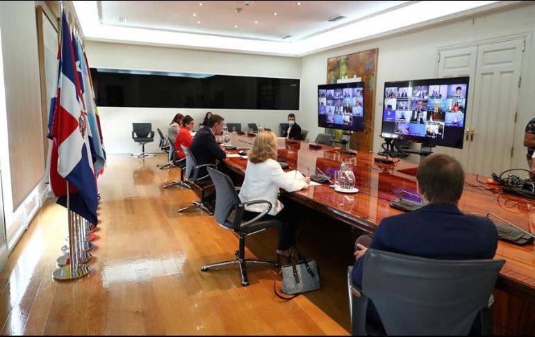 El presidente de España, Pedro Sánchez (c), y parte de su Ejecutivo se reúnen por videoconferencia con diez líderes de países de América Latina y el Caribe, así como representantes del FMI y el Banco Mundial. EFE/F. Calvo