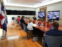 El presidente de España, Pedro Sánchez (c), y parte de su Ejecutivo se reúnen por videoconferencia con diez líderes de países de América Latina y el Caribe, así como representantes del FMI y el Banco Mundial. EFE/F. Calvo
