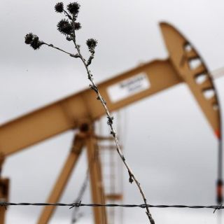 Reservas petroleras de EU en nuevo récord; el barril baja