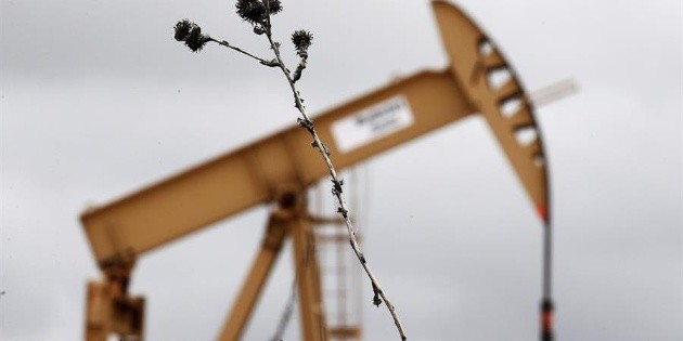 Reservas petroleras de EU en nuevo r&eacute;cord; el barril baja