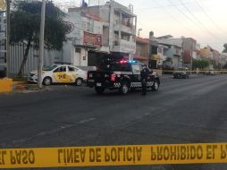 El taxi quedó sobre la banqueta, junto al estacionamiento de una sucursal bancaria que se encuentra en el punto. ESPECIAL