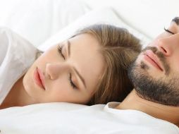 El equipo de investigadores también descubrió que las parejas sincronizan sus patrones de sueño cuando duermen juntos y, cuanto más alto califican la importancia de la relación en su vida, más fuerte es la sincronización. ESPECIAL
