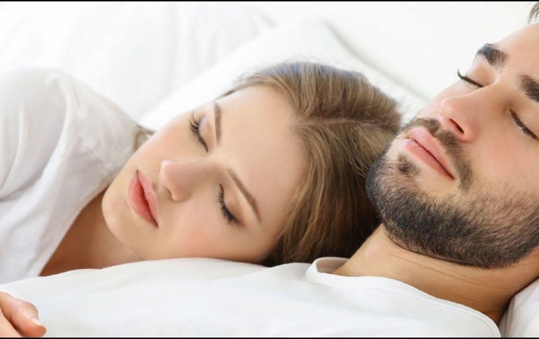 El equipo de investigadores también descubrió que las parejas sincronizan sus patrones de sueño cuando duermen juntos y, cuanto más alto califican la importancia de la relación en su vida, más fuerte es la sincronización. ESPECIAL