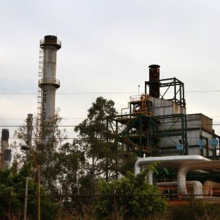 Aseguran auto con explosivos tras amenazas a refinería de Salamanca