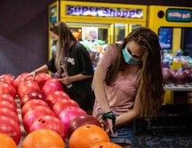 Jóvenes recogen bolas limpias en un boliche de Westgate Lanes en Austin, Texas. Los comercios no esenciales cerrarán sus puertas nuevamente ante el repunte de infecciones. AFP/S. Flores