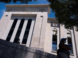 Una persona protegida con un cubrebocas camina frente al Yankee Stadium en el Bronx, Nueva York. EFE/J. Lane