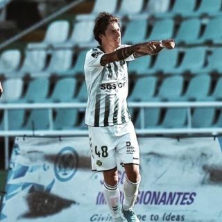 Despiden a futbolista por fotografías con su pareja