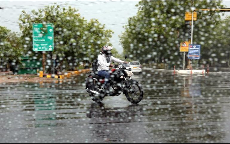 Las tormentas eléctricas se enmarcan dentro de la llegada de las lluvias monzónicas a la India de junio a septiembre. EFE/S. Tyagi