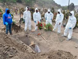 Sepultureros municipales realizan entierros de presuntas víctimas del COVID-19 en el municipio de Valle de Chalco. EFE/ Jorge Núñez