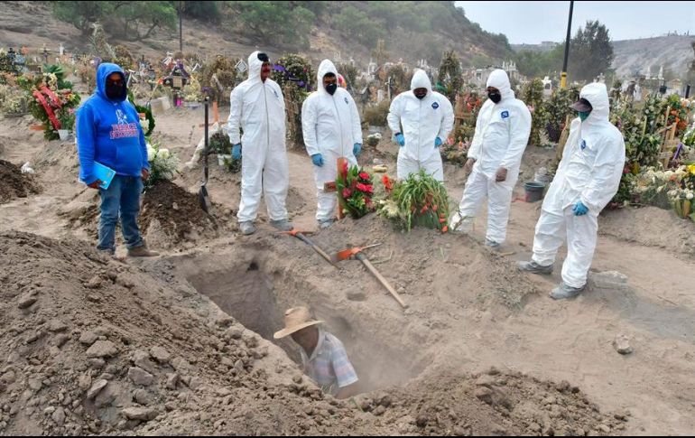 Sepultureros municipales realizan entierros de presuntas víctimas del COVID-19 en el municipio de Valle de Chalco. EFE/ Jorge Núñez