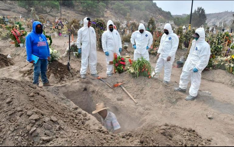 Sepultureros municipales realizan entierros de presuntas víctimas del COVID-19 en el municipio de Valle de Chalco. EFE/ Jorge Núñez