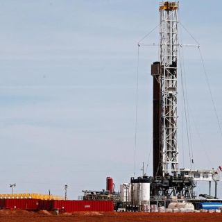 El petróleo sube en mercado atento a novedades sanitarias