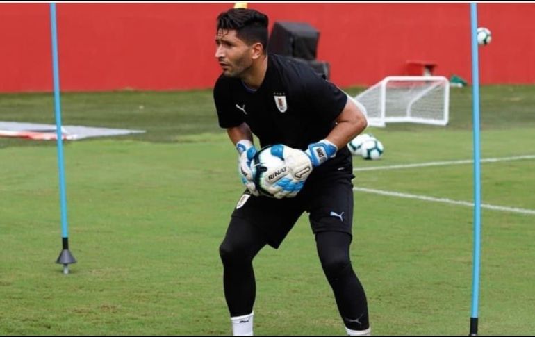 Aunque rumores señalan que MartIn Campaña, portero del Independiente, está prácticamente arreglado con los universitarios, el directivo auriazul señaló que son solo especulaciones. INSTAGRAM / @mcampi25