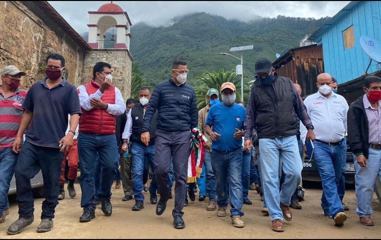 El gobernador Alejandro Murat inició una visita a San Juan Ozolotepec para atender a los habitantes de comunidades como Santo Domingo Ozolotepec y San Francisco Ozolotepec. TWITTER/@alejandromurat