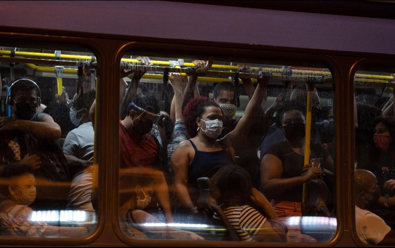 Pasajeros en plena pandemia en Río de Janeiro. AP/L. Correa