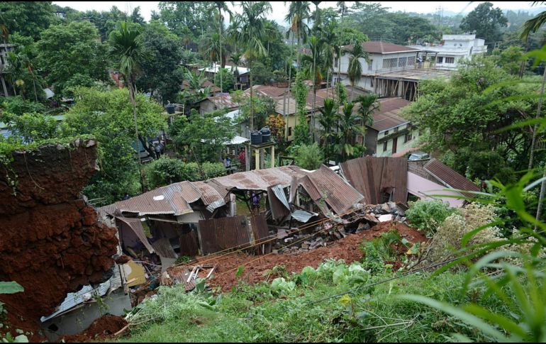 Daños tras un deslizamuento de tierra en Guwahati. EFE