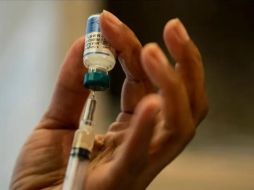 La OMS proyecta la producción de dos mil millones de dosis de inmunización contra la COVID-19, la mitad de ellas destinadas a países de ingresos medios y bajos. AFP / ARCHIVO