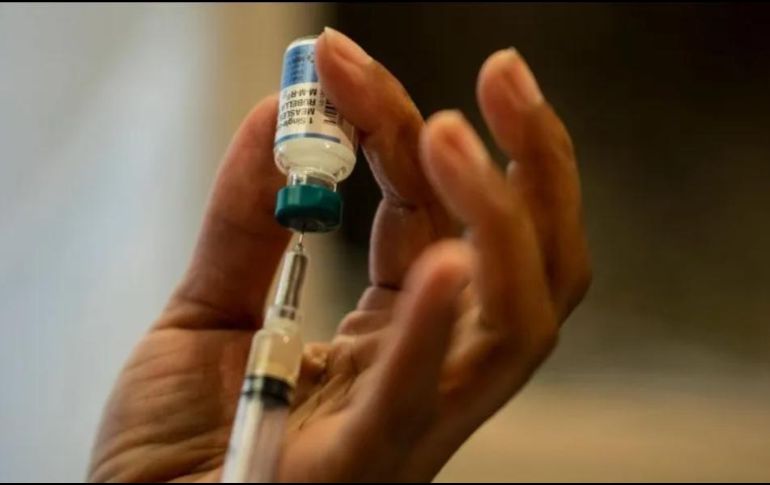 La OMS proyecta la producción de dos mil millones de dosis de inmunización contra la COVID-19, la mitad de ellas destinadas a países de ingresos medios y bajos. AFP / ARCHIVO