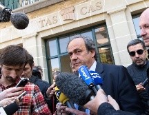 Platini, quien era presidente de la UEFA en ese entonces, es sospechoso de complicidad de malversación de fondos, desfalco y falsificación. AP